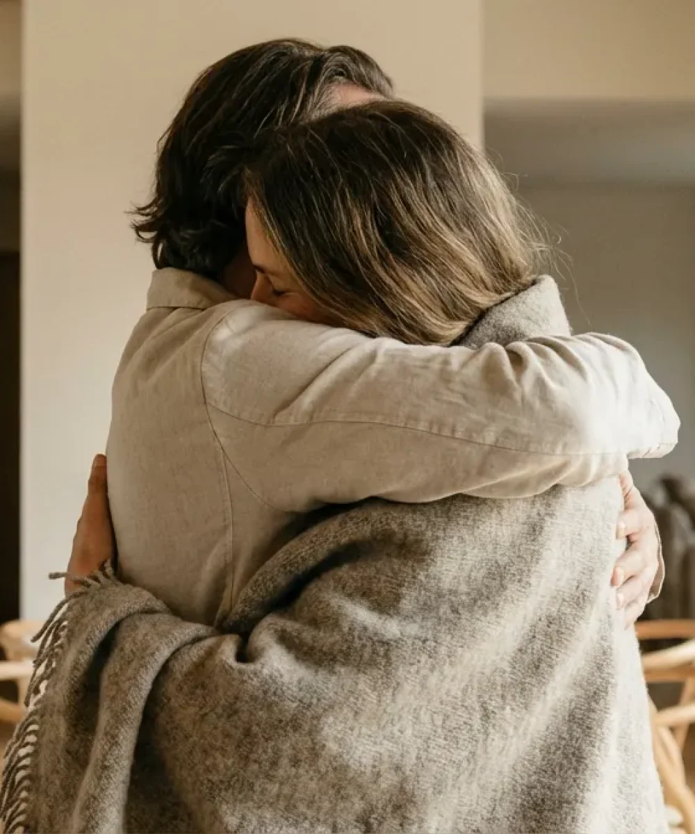 man en vrouw knuffelen in een veilige setting